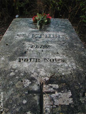 dalle du tombeau de Saint-Ethbin à Chateau-Neuf, commune de Port-Mort
