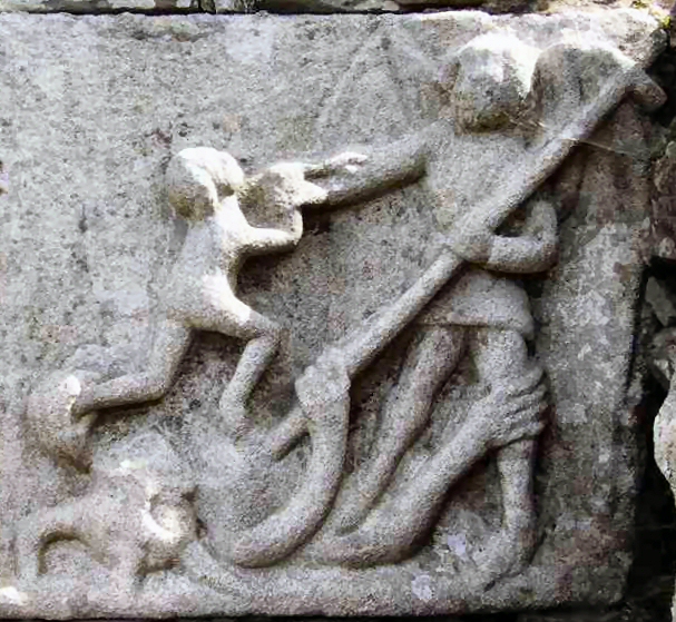 Saint Michel délivrant une âme des entrailles du dragon ; facture similaire à celle du calvaire de Kerdévot - Photo Gwezen Dero (cf ref. site en page de description de l'image)