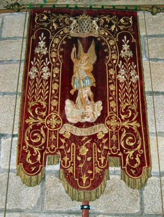 Bannière de saint Michel exposée en l'église St-Guinal
