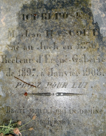 pierre tombale de Jean Hascoët, enclos sud de l'église paroissiale