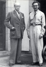 1946 - Léon Blum et Gwenn-Aël Bolloré sur le perron du manoir d'Odet en Ergué-Gabéric