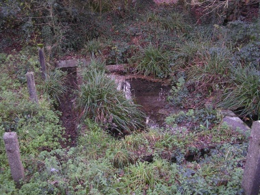 Le vieux lavoir à la source du ruisseau de la vallée