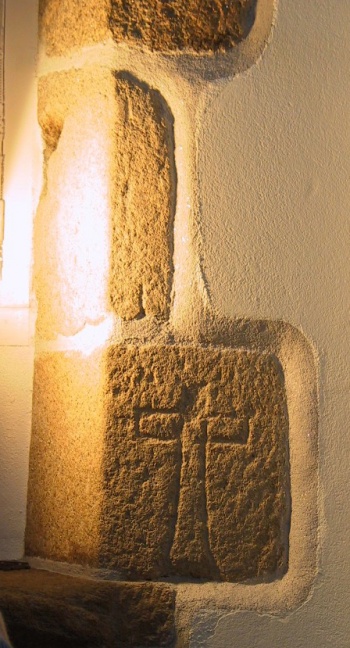 Croix gravée sur un montant de fenêtre à l'intérieur du vieux bâtiment 