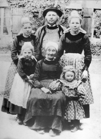 2e rang : Marie Jeanne ou Joséphine ; Jean Pierre Rolland ; Reine. 1er rang : Yvonne ; Anne Le Bolzer (mère de JP) ; Lisette, fille de Marie-Anne