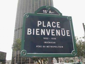 Devant la tour et derrière la gare Montparnasse à Paris 15e