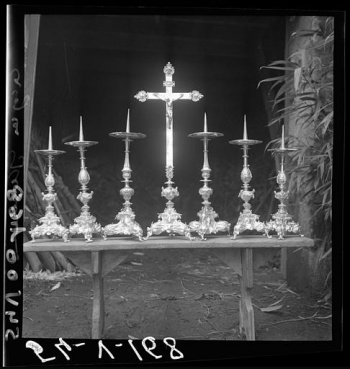 Croix et 6 chandeliers d'Ergué-Gabéric, objets classés Monuments Historiques en 1954, photographiés en 1994