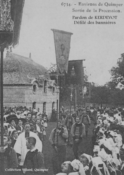 Carte Villard "Sortie de la procession - Défilé des bannières"