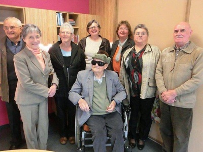René Marie Huitric 97 ans entouré d'une partie de sa famille