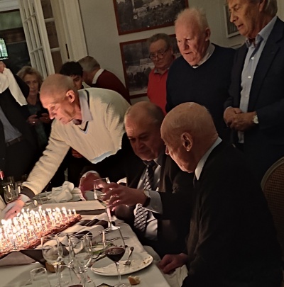 Henri racontant ses 40 ans de carrière et ses 100 bougies au manoir d'Odet